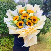 7支向日葵搭配绿色洋桔梗花束