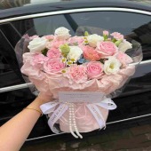 6朵粉玫瑰搭配5朵粉色康乃馨混搭奶油风花束