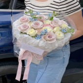 7支蔓塔玫瑰搭配9支白玫瑰蓝星花混搭花束