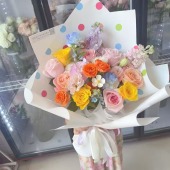 9支玫瑰混搭多巴胺花束